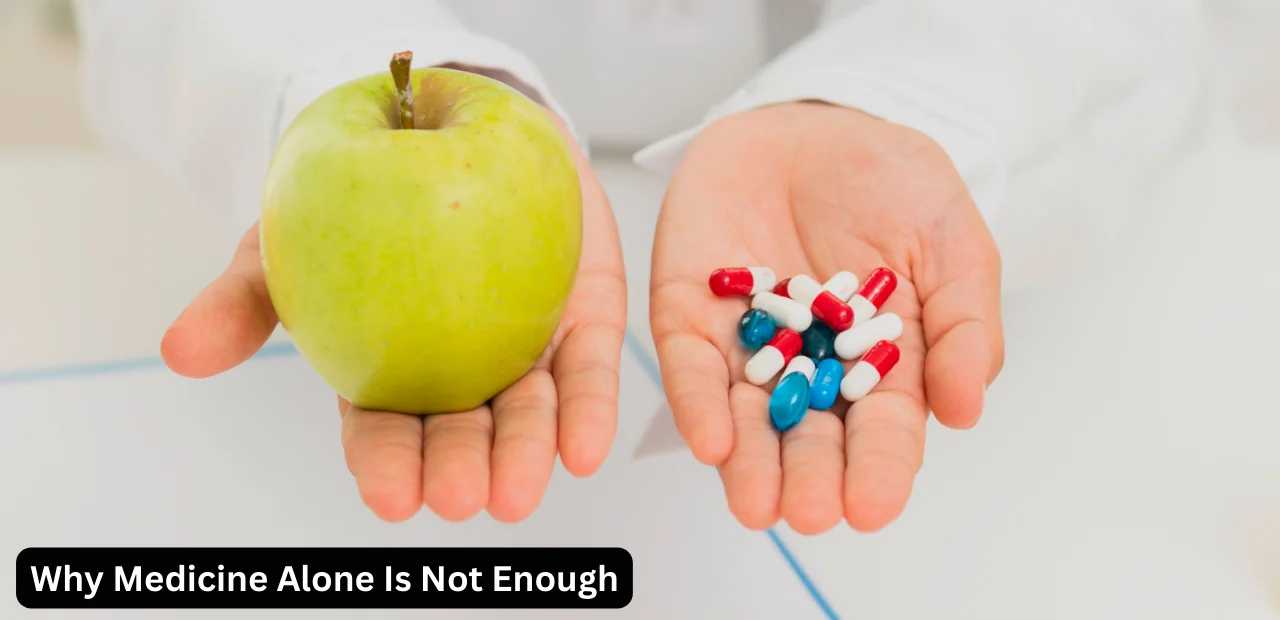 Person holding green apple in one hand and pills in other